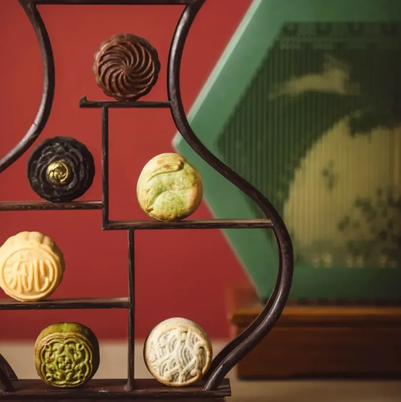 Elegant mooncake options at L’otus.