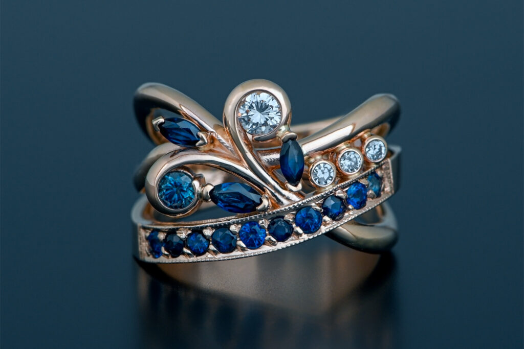 A beautiful sapphire and diamond ring at Juvelisto